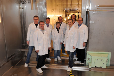 Fachgruppe vor heisser Zelle